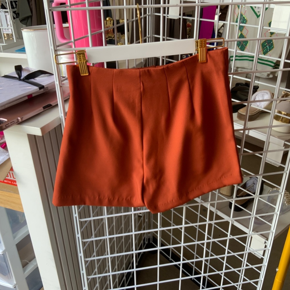 Basic Pleated Short - Picture 2 of 2